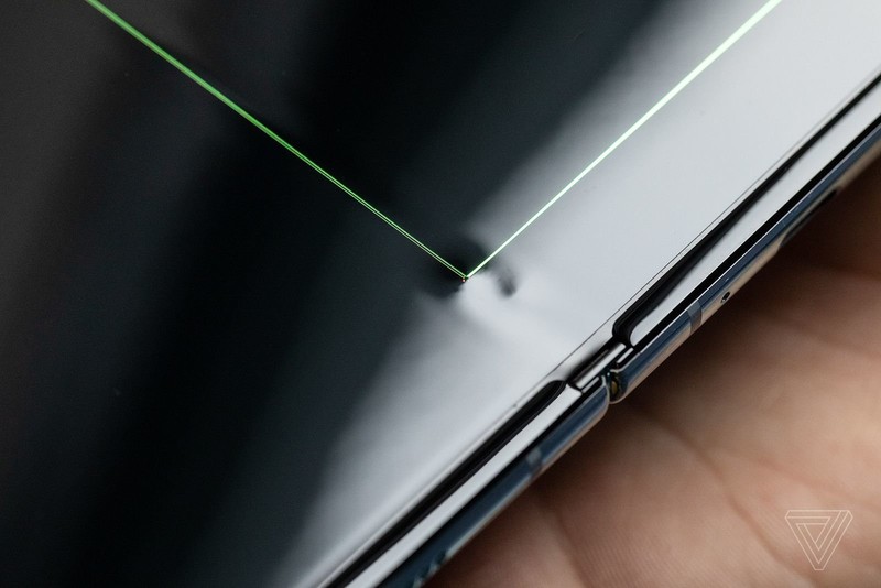 Khu vực lồi lên trên màn hình Galaxy Fold bị nghi là nơi viền bao diode phát quang bị nứt. Ảnh: The Verge Khu vực lồi lên trên màn hình Galaxy Fold bị nghi là nơi viền bao diode phát quang bị nứt. Ảnh: The Verge