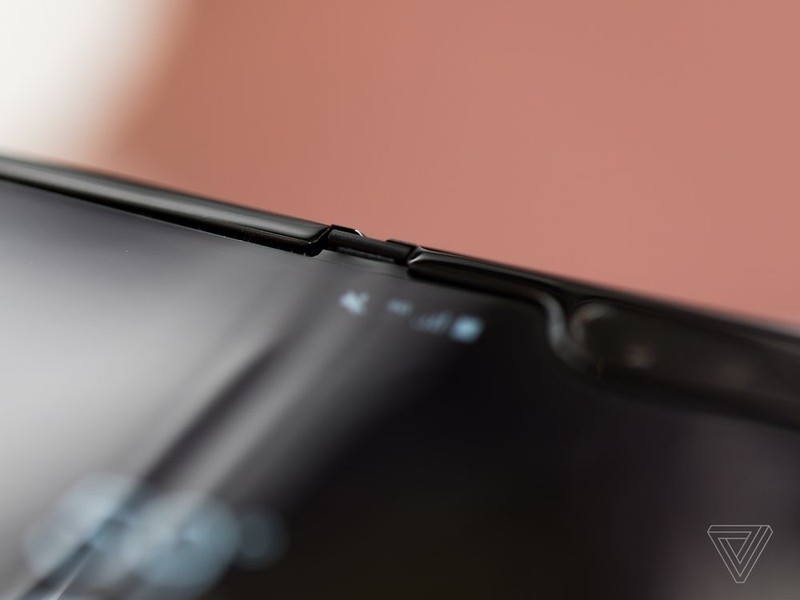 Vệt lõm chính giữa màn hình Galaxy Fold. Ảnh: The Verge Vệt lõm chính giữa màn hình Galaxy Fold. Ảnh: The Verge