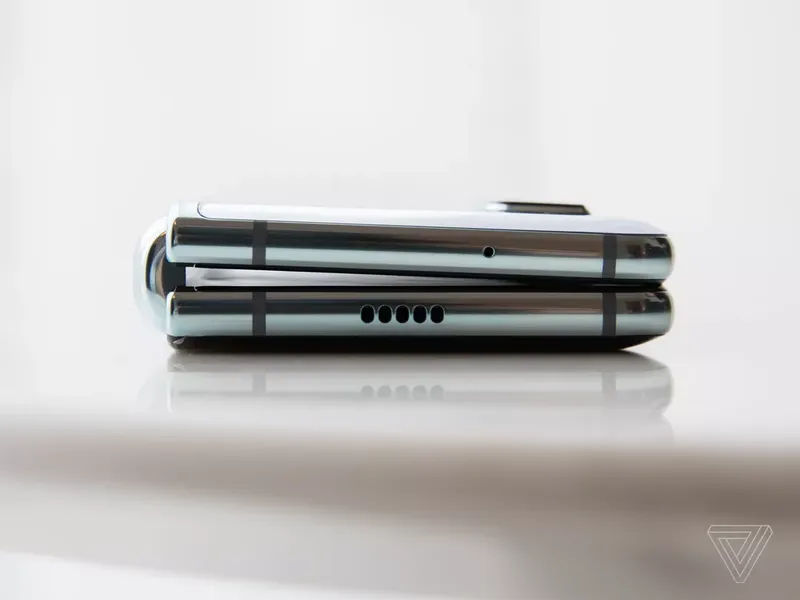 Màn hình chạm vào nhau khi gập/mở có thể ảnh hưởng tới độ bền của Galaxy Fold. Ảnh: The Verge Màn hình chạm vào nhau khi gập/mở có thể ảnh hưởng tới độ bền của Galaxy Fold. Ảnh: The Verge