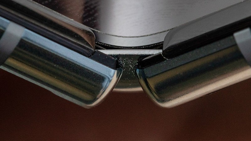Bụi bẩn tích tụ ở khu vực trên và dưới bản lề của Galaxy Fold. Ảnh: The Verge Bụi bẩn tích tụ ở khu vực trên và dưới bản lề của Galaxy Fold. Ảnh: The Verge