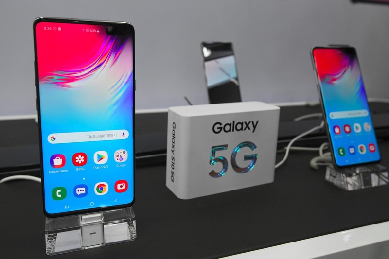 Samsung Galaxy S10 5G, thiết bị 5G thương mại đầu tiên ra mắt tại Hàn Quốc. Ảnh: Straits Times