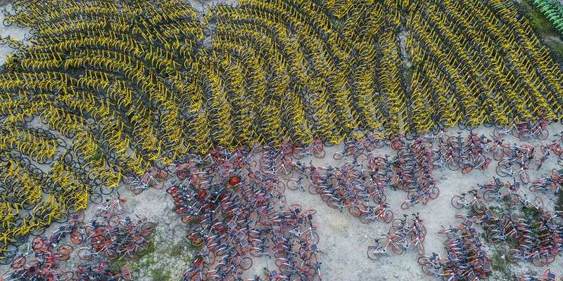 Những chiếc xe đạp vô chủ của Mobike và Ofo chụp từ trên cao. Ảnh: FP