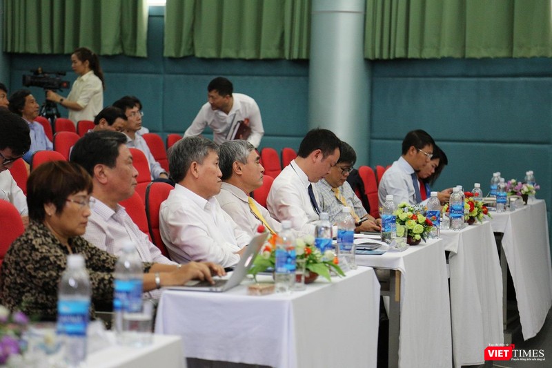 Các quan chức và khách mời tại Hội thảo “Chuyển đổi số - Cơ hội và thách thức với Đà Nẵng”.