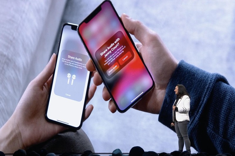 Chia sẻ âm thanh qua thao tác chạm là tính năng độc dành riêng cho AirPods. Ảnh: MacWorld