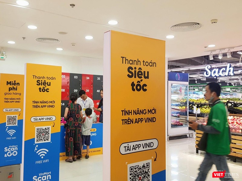 Quầy thanh toán ưu tiên cho khách hàng sử dụng dịch vụ Scan&Go chỉ có lác đác khách.