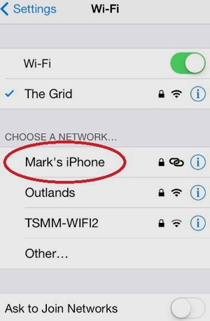 Hướng dẫn phát WiFi bằng iPhone: Trên các thiết bị khác, tìm chọn tên điểm truy cập mạng từ iPhone của bạn trong danh sách mạng WiFi có sẵn (trong ảnh là mạng có tên Mark’s iPhone).