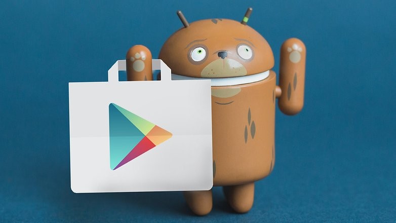 Android có nhiều ứng dụng hơn. Google Play Store là nơi người dùng có thể tìm thấy hầu hết các ứng dụng dành cho thiết bị Android của họ. App Store là kho ứng dụng dành cho iPhone (iOS). Xét về số lượng, Google Play Store có nhiều ứng dụng hơn App Store. Tại thời điểm này, có hơn 2 triệu ứng dụng trong App Store, còn Google Play Store có 2,5 triệu ứng dụng. Hơn nữa, kho ứng dụng của Google Play Store còn có nhiều ứng dụng miễn phí hơn. Trong 2,5 triệu ứng dụng Android thì có 2,3 triệu ứng dụng miễn phí. Như thế người dùng Android sẽ có nhiều lựa chọn để dùng thử miễn phí.