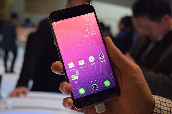 Honor Magic còn được đánh giá cao ở thiết kế. Sản phẩm này có vẻ ngoài không giống với bất kỳ smartphone Galaxy nào của Samsung hay iPhone của Apple. Mặt trước và sau được bao phủ bởi lớp kính cong. Màn hình 5,1 inch có độ phân giải 2.560 x 1.440 pixel. Honor Magic còn được đánh giá cao ở thiết kế. Sản phẩm này có vẻ ngoài không giống với bất kỳ smartphone Galaxy nào của Samsung hay iPhone của Apple. Mặt trước và sau được bao phủ bởi lớp kính cong. Màn hình 5,1 inch có độ phân giải 2.560 x 1.440 pixel.