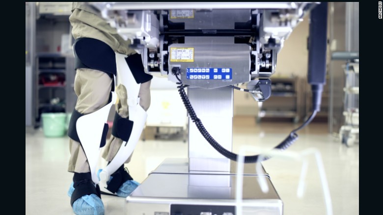 Giá đỡ cho chân: Thiết bị đeo này có thể được sử dụng như một chiếc ghế, giúp những người làm công việc thường xuyên phải đứng, giúp giảm bớt sức ép cơ thể lên bàn chân của họ