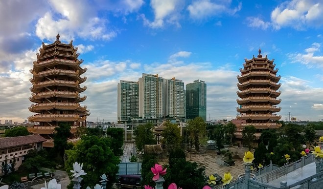 Chế độ Panorama ghép ảnh nhanh, ít lỗi giúp người sử dụng tự tin thao tác. V5 được trang bị chip xử lý âm thanh riêng Hi-Fi AK4376, cho phép máy nghe nhạc chất lượng cao (hi-res audio).