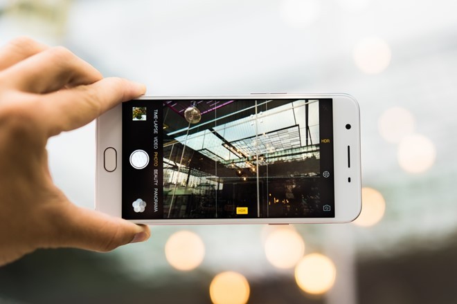 Oppo F1s được mệnh danh là “chuyên gia selfie". Oppo F1s được mệnh danh là “chuyên gia selfie".