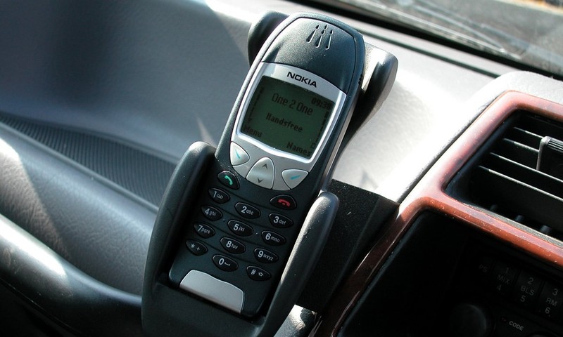 Nokia 6210:Đây là một trong những mẫu di động “cục gạch” đầu tiên trên thế giới. Tuy có kiểu dáng thiết kế cơ bản không nắp gập hay bàn phím QWERTY, Nokia 6210 và những model tương tự lại trở thành huyền thoại trong lòng người dùng. Đáp ứng tốt nhu cầu nghe gọi, nhắn tin và có thể hoạt động 9 ngày chỉ với một lần sạc, máy vẫn còn được lưu giữ và sử dụng hàng ngày bởi nhiều tín đồ Nokia.