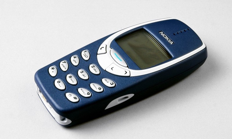 Nokia 3310:Là "đàn em" của Nokia 3210, 3310 được trang bị chế độ rung trong im lặng và tính năng gộp 3 tin nhắn SMS lại thành văn bản dài. Đây là model Nokia đầu tiên người dùng có thể tháo và thay vỏ khác cho máy. Với thiết kế nhỏ gọn và thời lượng pin chờ hơn 10 ngày, Nokia 3310 vẫn được ưu ái trở thành điện thoại dự phòng của nhiều người.