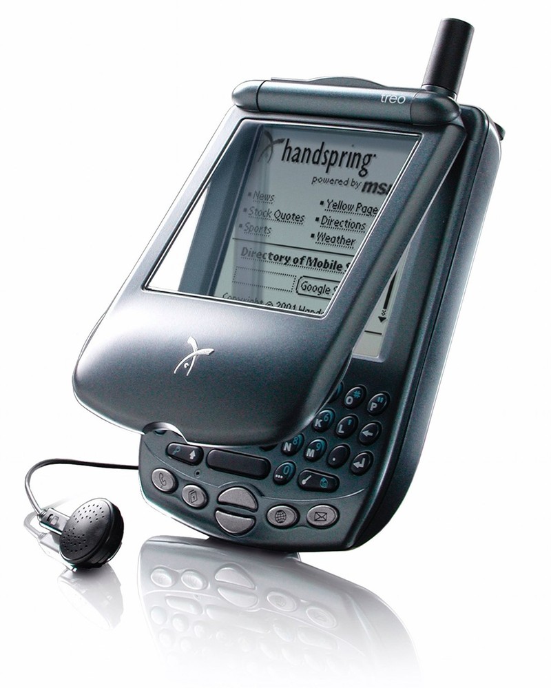 Treo 180:Còn được biết đến như Palm Treo, di động nắp gập kết hợp màn hình cảm ứng đơn sắc này là sản phẩm của hãng sản xuất thiết bị trợ lý kỹ thuật số Handspring. Khả năng soạn thảo, chỉnh sửa tin nhắn linh hoạt, thao tác dùng bút “chọc” vào màn hình, bộ nhớ lớn hơn rất nhiều so với các dòng di động cùng thời hay lướt web cùng trình duyệt Blazer là những kỷ niệm của người dùng với Treo 180.