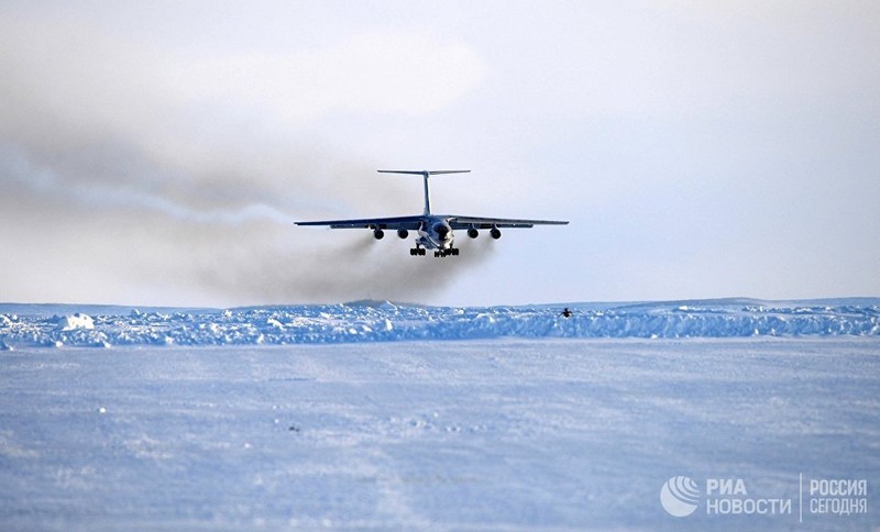 Máy bay IL 76 chở đoàn chuẩn bị hạ cánh