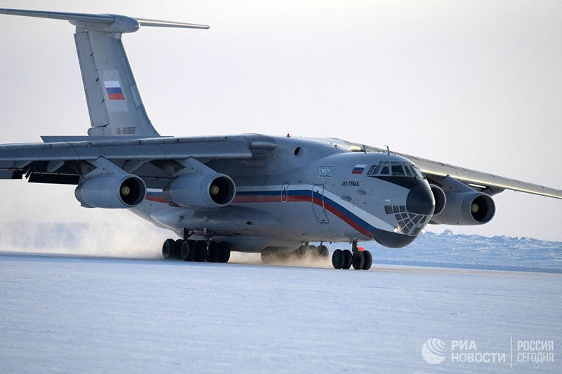 Máy bay hạ cánh xuống sân bay Nagurskoie