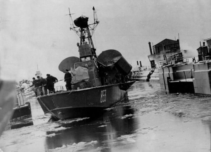 Tàu tên lửa Project 183R lớp Komar được Liên Xô thiết kế và đóng trong những năm 1950 -1960, dành cho nhiệm vụ duy nhất tấn công tiêu diệt chiến hạm bằng tên lửa hành trình chống tàu. Đây là tàu tên lửa đầu tiên trên thế giới và cũng là tàu tên lửa đầu tiên mà Hải quân nhân dân Việt Nam được tiếp nhận. Nguồn ảnh: Military Edge