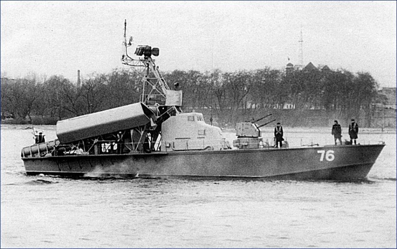 Phiên bản đầu tiên của tên lửa diệt hạm P-15 có cánh cố định trang bị trên tàu tên lửa project 183R lớp Komar có thiết kế là thân hình trụ, mũi tròn, hai cánh tam giác ở giữa hai bên thân và ba đuôi định hướng xếp thành hình tam giác. Ngoài ra nó còn một khoang nhiên liệu rắn để sử dụng trong quá trình tăng tốc. Trong ảnh là tàu chiến lớp Kormar của Hải quân Ai Cập. Nguồn ảnh: ShipSpotting