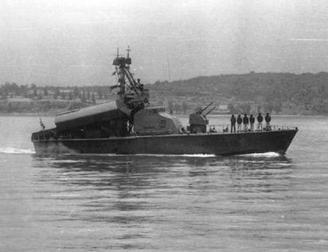 Với hỏa lực như vậy, trong tác chiến, tàu Komar có thể độc lập hoặc đi theo đội hình cùng tấn công mục tiêu lớn với sự yểm trợ không quân. Ngày nay các tàu chiến lớp Komar đã được rút ra khỏi biên chế để nhường chỗ cho các chiến hạm có sức chiến đấu mạnh mẽ hơn, tuy nhiên vai trò là tàu chiến mang tên lửa đầu tiên của Hải quân Việt Nam vẫn được ghi nhận và từng là biểu tượng sức mạnh một thời của Hải quân Việt Nam. Nguồn ảnh: ShipSpotting