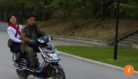 Người dân Bình Nhưỡng đi trên xe đạp điện BYD của Trung Quốc