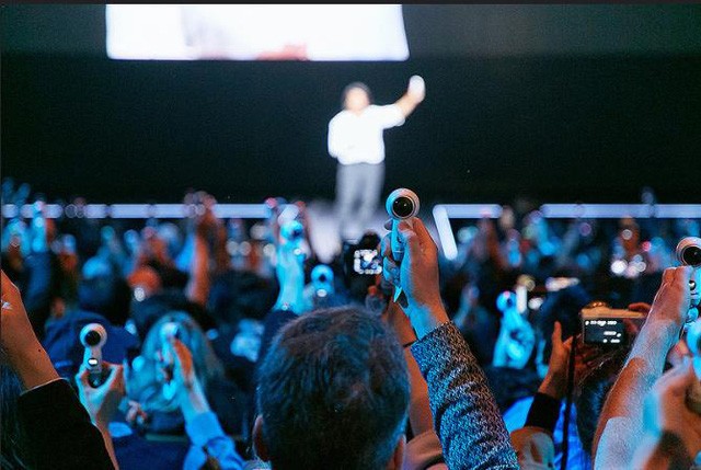 Đừng livestream chỉ với một khung cảnh đơn độc, hãy đón đầu trào lưu với kỷ nguyên livestream 360 độ tiên tiến.