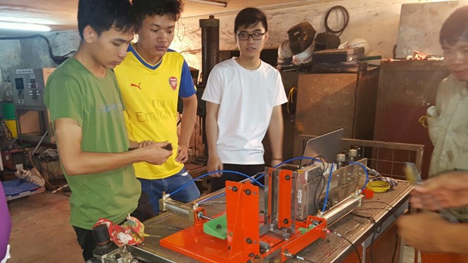 Nhóm tác giả với 1 thiết bị trong hệ thống cấp phôi tự động cho xây chuyền sản xuất đồ dùng inox trong nhà bếp.
ẢNH: NHÂN VẬT CUNG CẤP