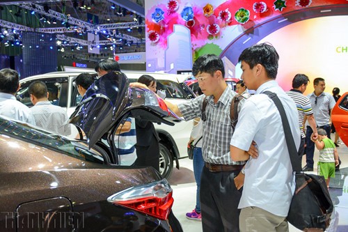 Thị trường ô tô lao dốc trong ‘bão’ giảm giá - ảnh 1