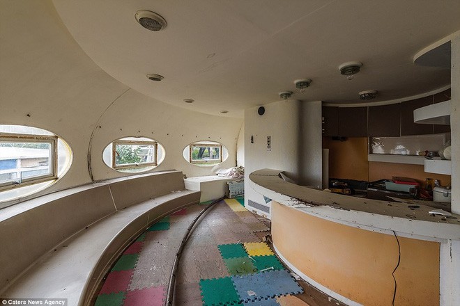  Tuy nhiên do giá dầu mỏ và sản phẩm nhựa tăng cao, những ngôi nhà này trở nên quá đắt so với mọi người. 