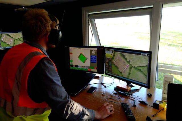 Mô hình mới sẽ biến những người nông dân thành chủ trang trại, và thay vì quản lý nguồn nhân lực, họ sẽ quản lý các robot thông qua mệnh lệnh được lập trình sẵn.