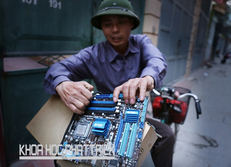 Tivi, đầu cátxét, bản mạch điện tử được một người đồng nát thu gom. Ảnh: Trịnh Điệp