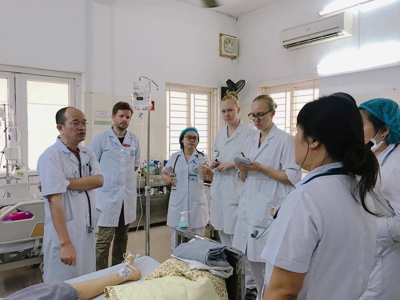 PGS.TS. Đỗ Duy Cường (ngoài cùng bên trái) đang trao đổi với các học viên nước ngoài tại Bệnh viện Bạch Mai