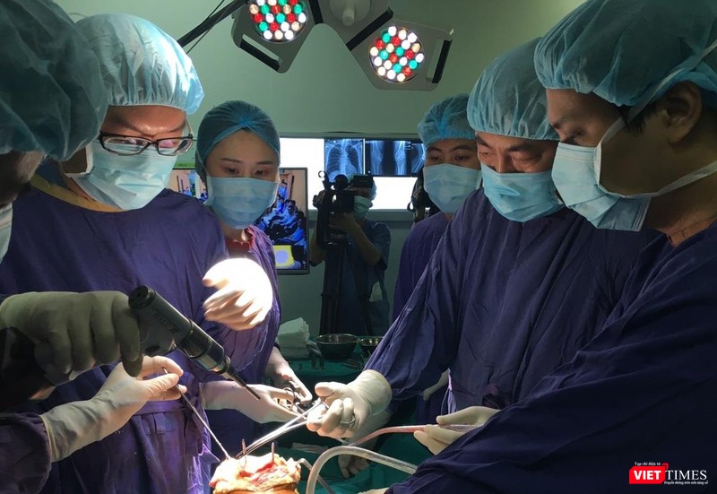 Ca mổ thay khớp gối hiện đại tại Bệnh viện Việt Đức do BS. Henry Chan thực hiện
