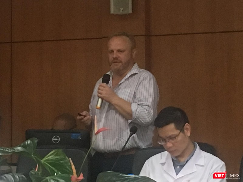 Chuyên gia nước ngoài trao đổi với các bác sĩ của Bệnh viện Đại học Y Hà Nội