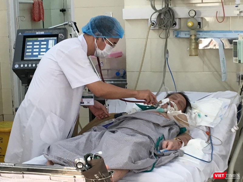 PGS.TS. Đỗ Duy Cường kiểm tra bệnh cho bệnh nhân bị cúm biến chứng khó qua khỏi PGS.TS. Đỗ Duy Cường kiểm tra bệnh cho bệnh nhân bị cúm biến chứng khó qua khỏi