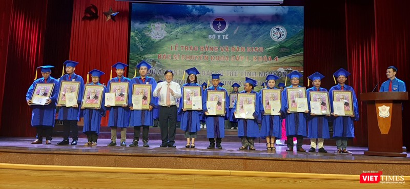 Thứ trưởng Bộ Y tế Nguyễn Viết Tiến trao giấy chứng nhận hành nghề cho các bác sĩ trẻ