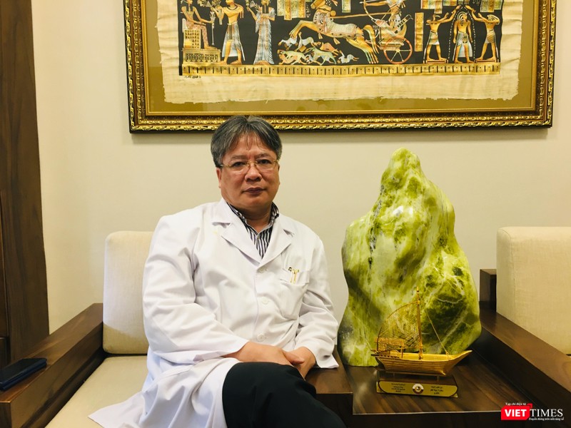 GS. Tran Bình Giang bên mô hình du thuyển do Đại sứ Qatat tại Việt Nam tặng