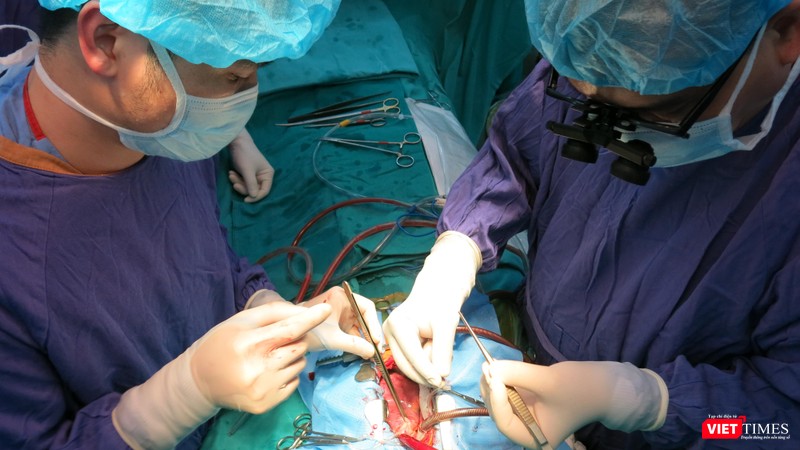 PGS.TS Nguyễn Hữu Ước phẫu thuật tim mạch cứu sống một bệnh nhân nước ngoài