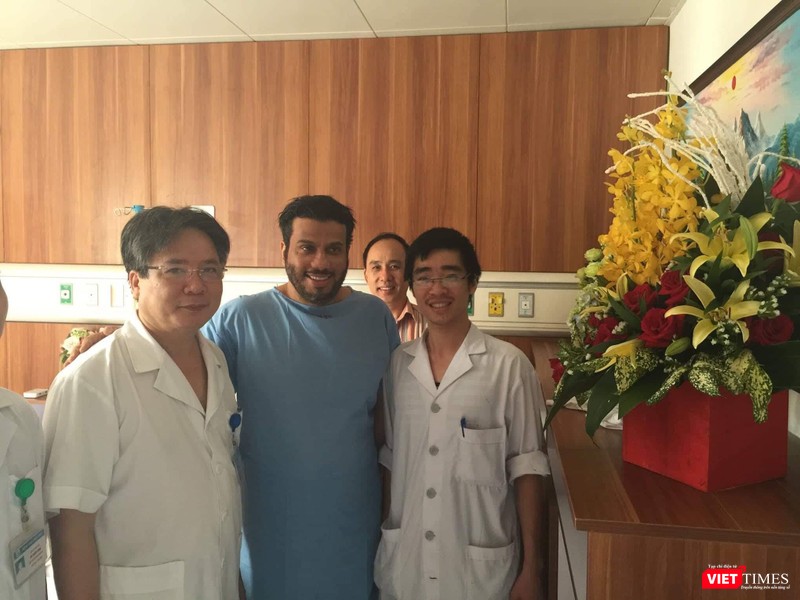 Bệnh nhân người nước ngoài được điều trị khỏi, trước khi ra viện đã tặng hoa cảm ơn các bác sĩ Bệnh nhân người nước ngoài được điều trị khỏi, trước khi ra viện đã tặng hoa cảm ơn các bác sĩ