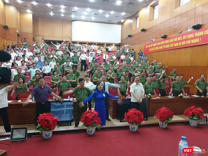 Bộ trưởng Bộ Công an Tô Lâm, Bộ trưởng Bộ Y tế Nguyễn Thị Kim Tiến cùng tập thể dục giữa giờ để nâng cao sức khỏe (Ảnh: Đình Anh) Bộ trưởng Bộ Công an Tô Lâm, Bộ trưởng Bộ Y tế Nguyễn Thị Kim Tiến cùng tập thể dục giữa giờ để nâng cao sức khỏe