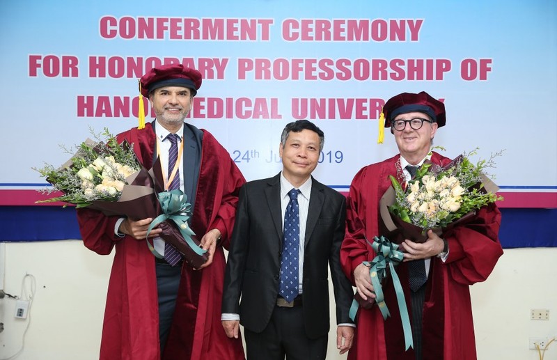 PGS. Nguyễn Văn Thường - Giám đốc Bệnh viện Da Liễu Trung ương chúc mừng 2 vị giáo sư PGS. Nguyễn Văn Thường - Giám đốc Bệnh viện Da Liễu Trung ương và 2 giáo sư