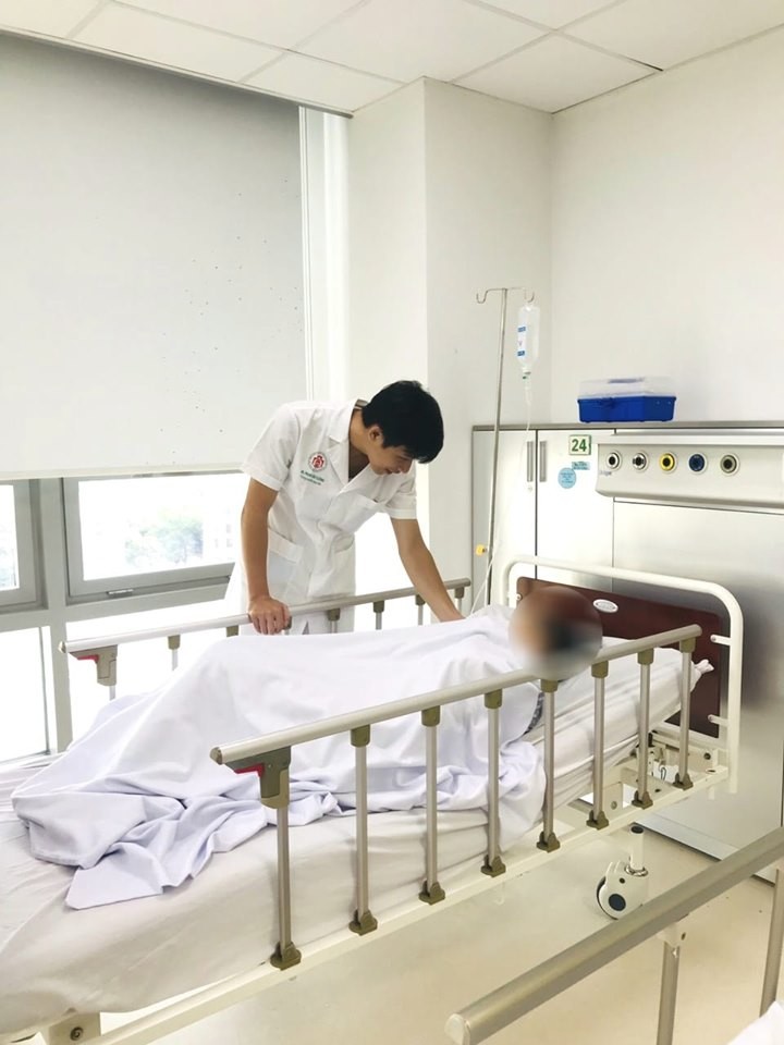 Bác sĩ Phạm Văn Cường chăm sóc bệnh nhân Bác sĩ Phạm Văn Cường chăm sóc bệnh nhân