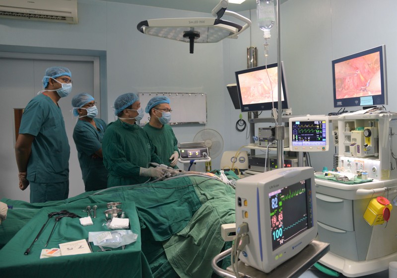 PGS.TS. Trần Ngọc Lương hướng dẫn, đào tạo các bác sĩ bước ngoài phẫu thuật nội soi tuyến giáp