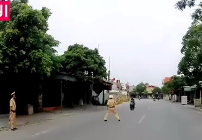Người  CSGT ra giữa đường để chặn xe