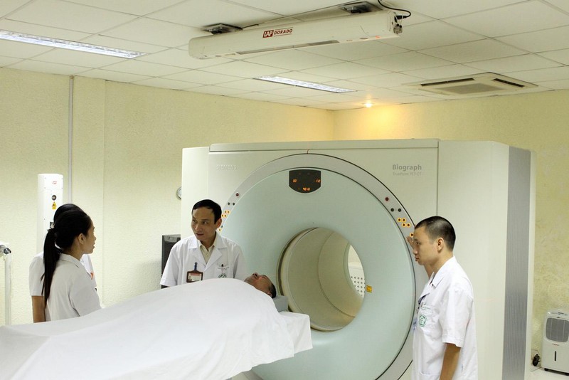 GS.TS. Mai Trọng Khoa (đứng giữa) và các cộng sự chuẩn bị một ca chụp PETCT để mô phỏng lập kế hoạch xạ trị GS.TS. Mai Trọng Khoa (đứng giữa) và các cộng sự chuẩn bị một ca chụp PETCT để mô phỏng lập kế hoạch xạ trị