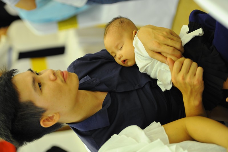 Người bố trẻ và đứa đứa con bé bỏng sinh ra nhờ TTTON Người bố trẻ và đứa đứa con bé bỏng sinh ra nhờ TTTON