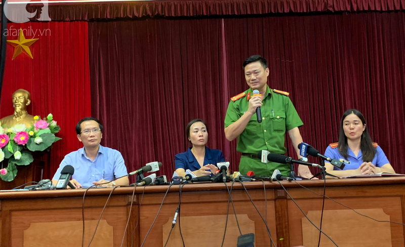Tại cuộc họp báo trưa 7/8, đại diện Công an quận Cầu Giấy thông tin về vụ việc cháu bé tử vong do bị bỏ quên trên xe