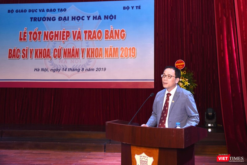 GS.TS. Tạ Thành Văn – Hiệu trưởng Trường Đại học Y Hà Nội phát biểu tại lễ trao bằng