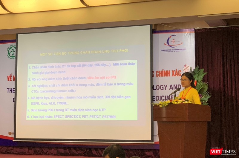 PGS.TS. Phạm Cẩm Phương – Giám đốc Trung tâm y học hạt nhân và ung bướu, Bệnh viện Bạch Mai - trình bày “Một số tiến bộ trong chẩn đoán và điều trị ung thư phổi” PGS.TS. Phạm Cẩm Phương – Giám đốc Trung tâm y học hạt nhân và ung bướu, Bệnh viện Bạch Mai) trình bày về “Một số tiến bộ trong chẩn đoán và điều trị ung thư phổi”