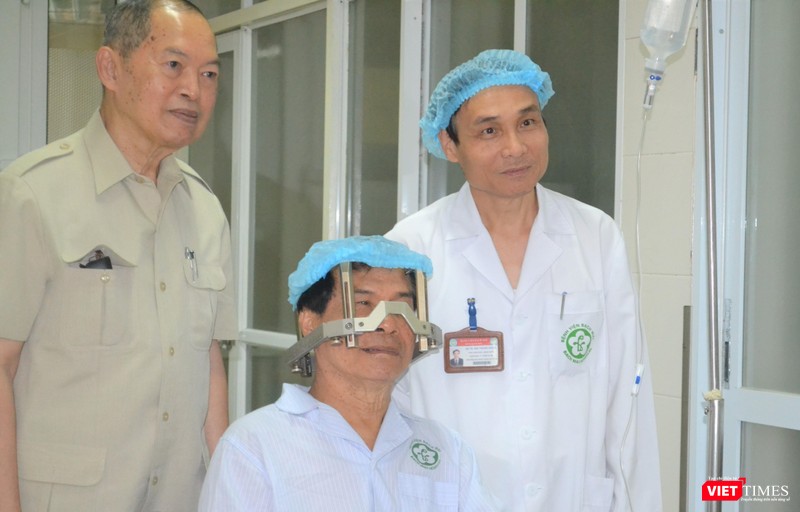 GS.TS. Mai Trọng Khoa thực hiện kỹ thuật mới trong điều trị cho bệnh nhân ung thư GS.TS. Mai Trọng Khoa theo dõi việc điều trị cho bệnh nhân ung thư