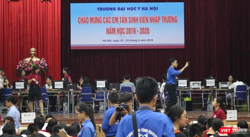 Hơn 1.000 tân sinh viên Trường Đại học Y Hà Nội nhập học 